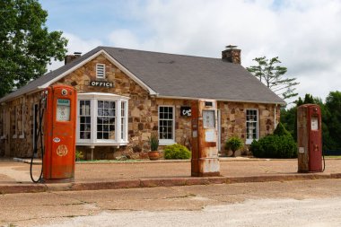 Küba, Missouri - ABD - 17 Haziran 2025: 1934 'te Küba, Missouri, ABD' de inşa edilen tarihi Wagon Wheel Motel 'in dışı.