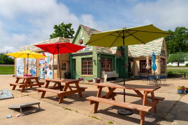 Küba, Missouri - ABD - 17 Haziran 2025: 1932 'de Küba, Missouri, ABD' de 66. yolda inşa edilen tarihi benzin istasyonu.