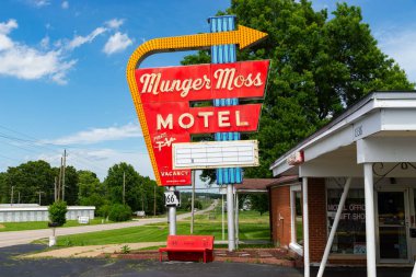 Lübnan, Missouri, ABD - 17 Haziran 2025 - Tarihi Munger Moss Motel 'in dış mimarisi, 1946 yılında, ABD' nin Missouri eyaletinin Lübnan, Missouri bölgesinde inşa edildi..