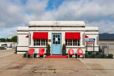 Carthage, Missouri - ABD - 18 Haziran 2025: Tarihi Boots Court Motel, 1939 'da Kartaca, Missouri, ABD' de 66..