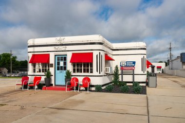 Carthage, Missouri - ABD - 18 Haziran 2025: Tarihi Boots Court Motel, 1939 'da Kartaca, Missouri, ABD' de 66..