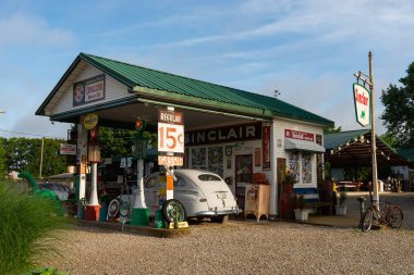 Ash Grove, Missouri - ABD - 18 Haziran 2025: Gary 'nin Gay Parita turistik turistik merkezi Ash Grove, Missouri, ABD.