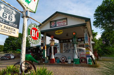 Ash Grove, Missouri - ABD - 18 Haziran 2025: Gary 'nin Gay Parita turistik turistik merkezi Ash Grove, Missouri, ABD.