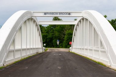 Tarihi Brush Creek Köprüsü, aynı zamanda Rainbow Köprüsü olarak da bilinir, Baxter Springs, Kansas, ABD.