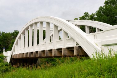Tarihi Brush Creek Köprüsü, aynı zamanda Rainbow Köprüsü olarak da bilinir, Baxter Springs, Kansas, ABD.