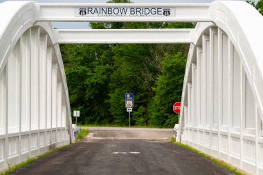 Tarihi Brush Creek Köprüsü, aynı zamanda Rainbow Köprüsü olarak da bilinir, Baxter Springs, Kansas, ABD.