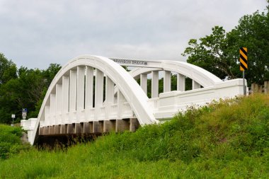 Tarihi Brush Creek Köprüsü, aynı zamanda Rainbow Köprüsü olarak da bilinir, Baxter Springs, Kansas, ABD.
