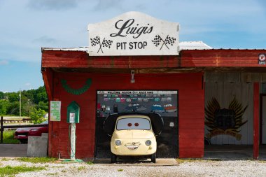 Galena, Kansas - ABD - 18 Haziran 2025: Galena, Kansas, ABD 'de Luigi' nin Pitstop Route 66..