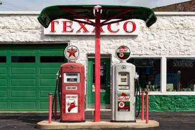 Galena, Kansas - ABD - 18 Haziran 2025: Galena, Kansas, ABD 'deki tarihi Route 66 üzerindeki Gearhead Curios yol kenarı eğlencesi.