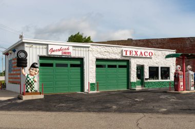 Galena, Kansas - ABD - 18 Haziran 2025: Galena, Kansas, ABD 'deki tarihi Route 66 üzerindeki Gearhead Curios yol kenarı eğlencesi.