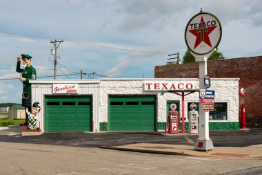 Galena, Kansas - ABD - 18 Haziran 2025: Galena, Kansas, ABD 'deki tarihi Route 66 üzerindeki Gearhead Curios yol kenarı eğlencesi.