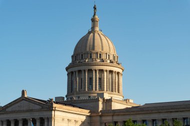 Oklahoma City, Oklahoma, ABD 'deki Oklahoma Eyalet Binası' nın dışı..