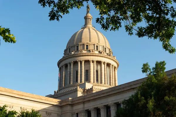 Oklahoma City, Oklahoma, ABD 'deki Oklahoma Eyalet Binası' nın dışı..