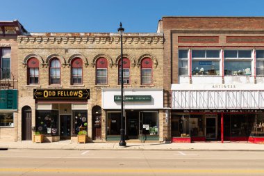 Columbus, Wisconsin - ABD - 14 Temmuz 2025: Columbus, Wisconsin, ABD 'deki şehir merkezi bina ve mağaza önü.
