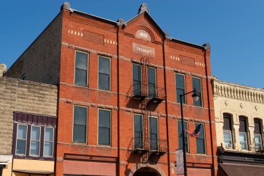 Columbus, Wisconsin - ABD - 14 Temmuz 2025: Columbus, Wisconsin, ABD 'deki şehir merkezi bina ve mağaza önü.