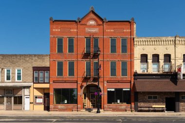 Columbus, Wisconsin - ABD - 14 Temmuz 2025: Columbus, Wisconsin, ABD 'deki şehir merkezi bina ve mağaza önü.