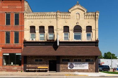 Columbus, Wisconsin - ABD - 14 Temmuz 2025: Columbus, Wisconsin, ABD 'deki şehir merkezi bina ve mağaza önü.