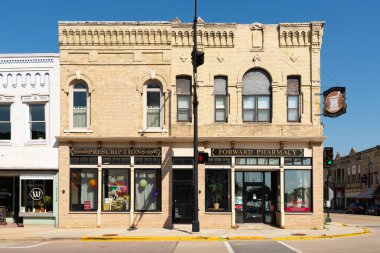 Columbus, Wisconsin - ABD - 14 Temmuz 2025: Columbus, Wisconsin, ABD 'deki şehir merkezi bina ve mağaza önü.