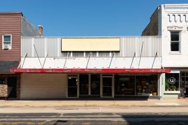 Columbus, Wisconsin - ABD - 14 Temmuz 2025: Columbus, Wisconsin, ABD 'deki şehir merkezi bina ve mağaza önü.