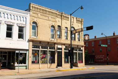 Columbus, Wisconsin - ABD - 14 Temmuz 2025: Columbus, Wisconsin, ABD 'deki şehir merkezi bina ve mağaza önü.