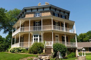 Watertown, Wisconsin - ABD - 14 Temmuz 2025: 1854 'te Watertown, Wisconsin, ABD' de inşa edilen tarihi Octagon Evi.