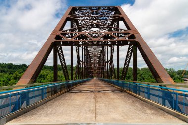 Tarihi Kayalar Köprüsü Zinciri, 1929 'da St. Louis, Missouri, ABD' de 66 numaralı yolda açıldı..
