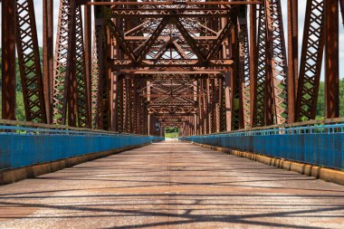 Tarihi Kayalar Köprüsü Zinciri, 1929 'da St. Louis, Missouri, ABD' de 66 numaralı yolda açıldı..