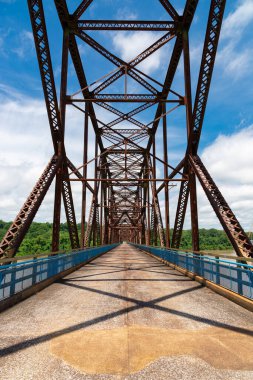 Tarihi Kayalar Köprüsü Zinciri, 1929 'da St. Louis, Missouri, ABD' de 66 numaralı yolda açıldı..