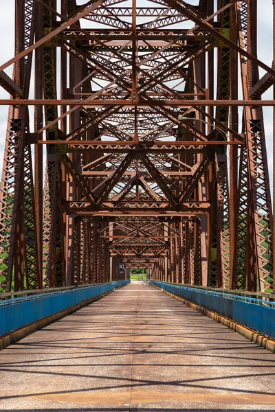 Tarihi Kayalar Köprüsü Zinciri, 1929 'da St. Louis, Missouri, ABD' de 66 numaralı yolda açıldı..