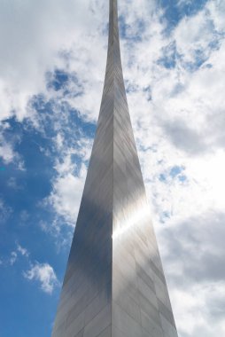 St. Louis, Missouri, ABD 'deki geçit kemerine bakıyorum..