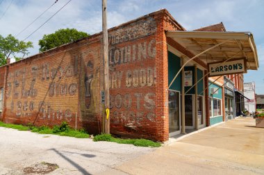 Beyaz Salon, Illinois - ABD - 22 Temmuz 2025: Beyaz Salon, Illinois, ABD 'deki şehir merkezindeki binaların ve mağazaların dış cephesi.