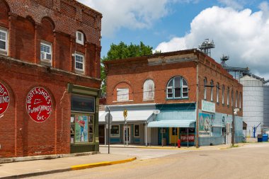 Atlanta, Illinois - ABD - 22 Temmuz 2025: Atlanta, Illinois, ABD 'deki şehir merkezi binalar ve mağazalar.