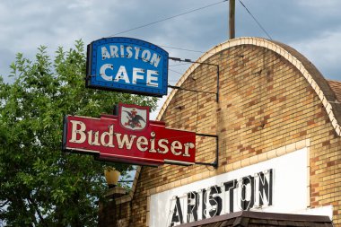 Litchfield, Illinois - ABD - 21 Temmuz 2025: Tarihi Ariston Cafe, 1935 'te Litchfield, Illinois, ABD' de 66..