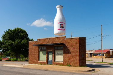 Oklahoma City, Oklahoma - ABD - 18 Haziran 2025: Tarihi Süt Şişe Marketi, 1930 'da Oklahoma City, ABD' de 66..