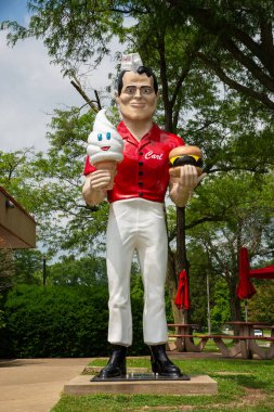 Normal, Illinois - ABD - 22 Temmuz 2025: Mark Cline 'ın Carl' s Ice Cream at Normal, Illinois, ABD.