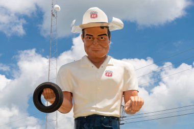 Atlanta, Illinois - ABD - 22 Temmuz 2025: Atlanta, Illinois 'deki Amerikan Giants Müzesi' nde Phillips 66 fiberglas devi restore edildi.