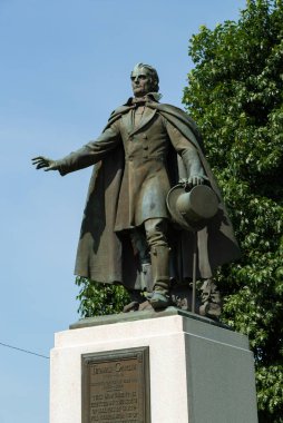 Carrollton, Illinois - ABD - 22 Temmuz 2025: Carrollton, Illinois şehir merkezindeki Greene County Adliyesi 'ndeki Vali Thomas Carlin Anıtı.