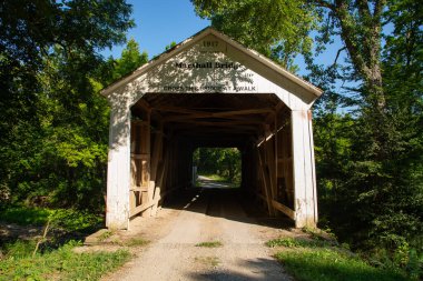 Kingman, Indiana - ABD - 10 Ağustos 2025: JA Britton tarafından Kingman, Indiana, ABD 'de inşa edilen tarihi Marshall Kapalı Köprüsü.