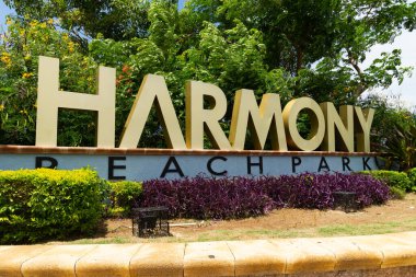 Montego Körfezi 'ndeki Harmony Beach Park tabelası, St. James Parish, Jamaika.