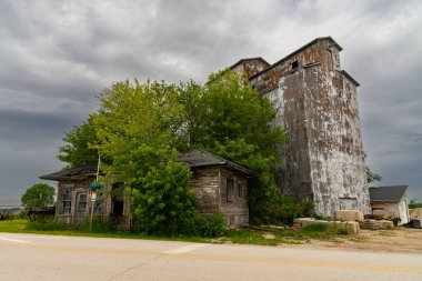 Cayuga, Illinois, ABD 'deki tarihi Route 66' da yıpranmış eski tahıl asansörü..