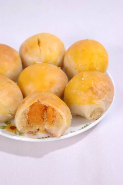 Tau Sar Piah, Tayvan 'ın geleneksel bir hamur işidir, altın-kahverengi, pul pul kabuğu ve tatlı ya da lezzetli bir mung ya da kırmızı fasulye dolgusu vardır. Yakından bakınca parçalanmış dolgusu ortaya çıkıyor ve yumuşak kabuk arasındaki hoş zıtlığı gösteriyor. 