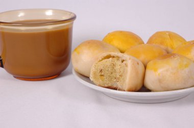 Tau Sar Piah, Tayvan 'ın geleneksel bir hamur işidir, altın-kahverengi, pul pul kabuğu ve tatlı ya da lezzetli bir mung ya da kırmızı fasulye dolgusu vardır. Yakından bakınca parçalanmış dolgusu ortaya çıkıyor ve yumuşak kabuk arasındaki hoş zıtlığı gösteriyor. 