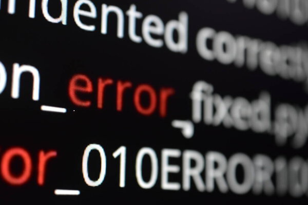 Крупный план экрана компьютера, отображающего сообщения об ошибках красным текстом в строках кода программирования. Изображение представляет собой программный баг или проблему кодирования, часто встречающуюся при разработке искусственного интеллекта (ИИ), и машинного обучения.