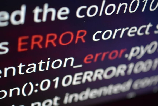 Крупный план экрана компьютера, отображающего сообщения об ошибках красным текстом в строках кода программирования. Изображение представляет собой программный баг или проблему кодирования, часто встречающуюся при разработке искусственного интеллекта (ИИ), и машинного обучения.