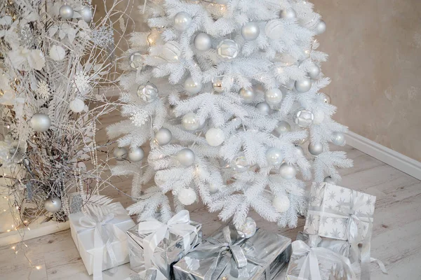 Díszítés Karácsonyi Játékokkal Fenyőágakkal Karácsonyi Labdák Ezüst Stílusban Csomagolt Ajándékok — Stock Fotó