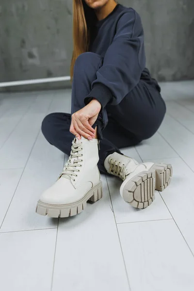Γυναικεία Δερμάτινα Παπούτσια Γυναικεία Πόδια Μπεζ Δερμάτινες Μπότες Μοντέρνες Γυναικείες — Φωτογραφία Αρχείου