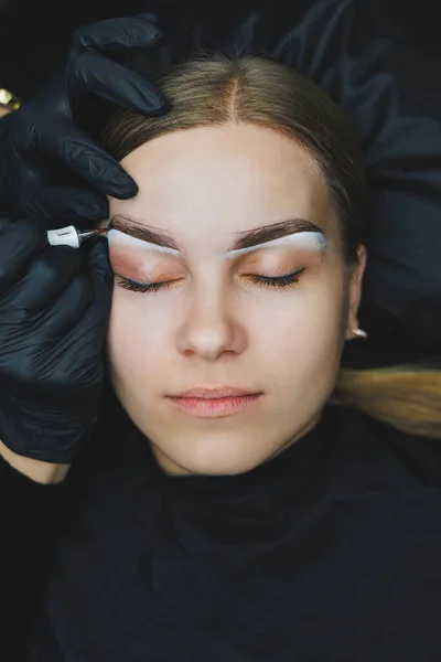 Mujer Joven Durante Procedimiento Profesional Mapeo Cejas Antes Del Maquillaje —  Fotos de Stock
