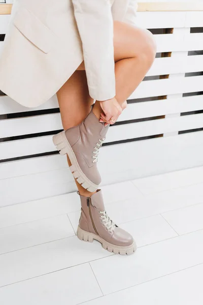 Zapatos Cuero Para Mujer Patas Delgadas Mujer Botas Cuero Beige — Foto de Stock