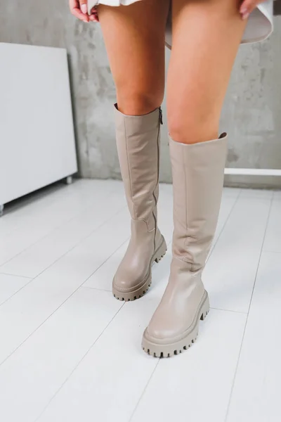 Bej Deri Çizmeli Kadın Bacaklarının Yakın Çekimi Kadın Kış Ayakkabıları — Stok fotoğraf