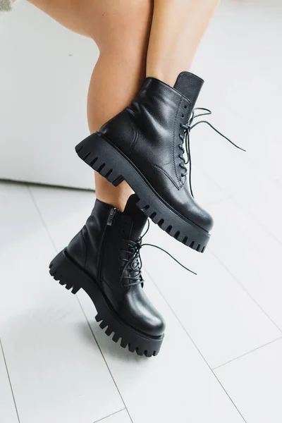 Primer Plano Las Piernas Femeninas Botas Cuero Negro Zapatos Invierno —  Fotos de Stock